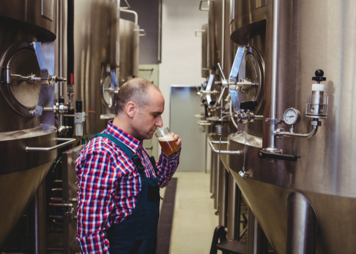 homem realizando análise sensorial da cerveja