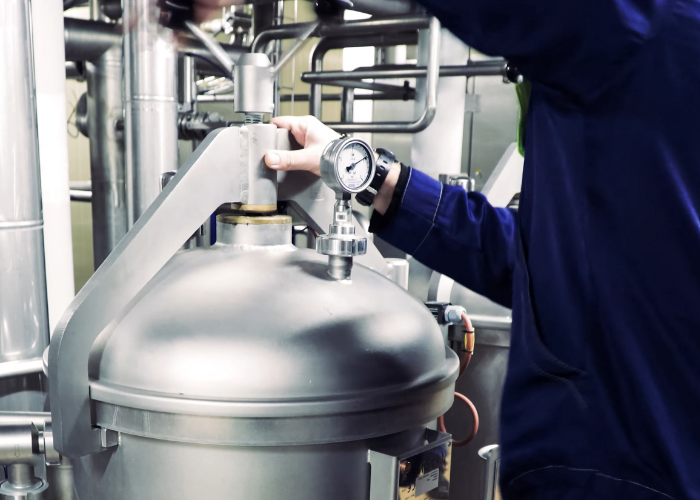 tanques de cerveja em uma fábrica