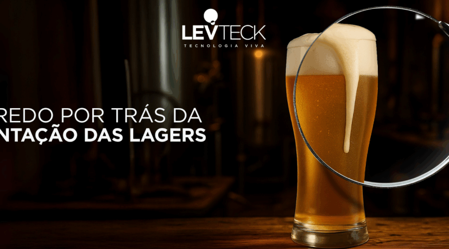 Imagem mostra um copo de cerveja lager dourada com espuma cremosa, em destaque sob uma lente de aumento. Ao fundo, o ambiente de uma cervejaria artesanal com iluminação amena. À esquerda, o texto “O SEGREDO POR TRÁS DA FERMENTAÇÃO DAS LAGERS” aparece em letras brancas, reforçando o tema técnico da imagem. No topo, está o logotipo da Levteck com o slogan “Tecnologia Viva”.